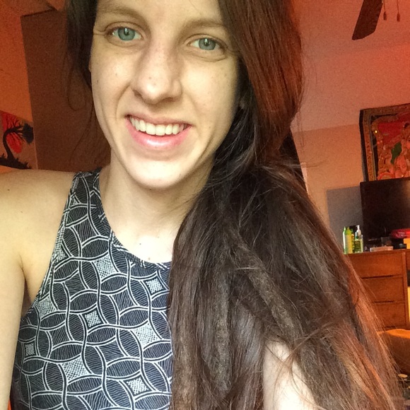 Meet your Posher, Liz 🦎💚 - Picture 2 of 2